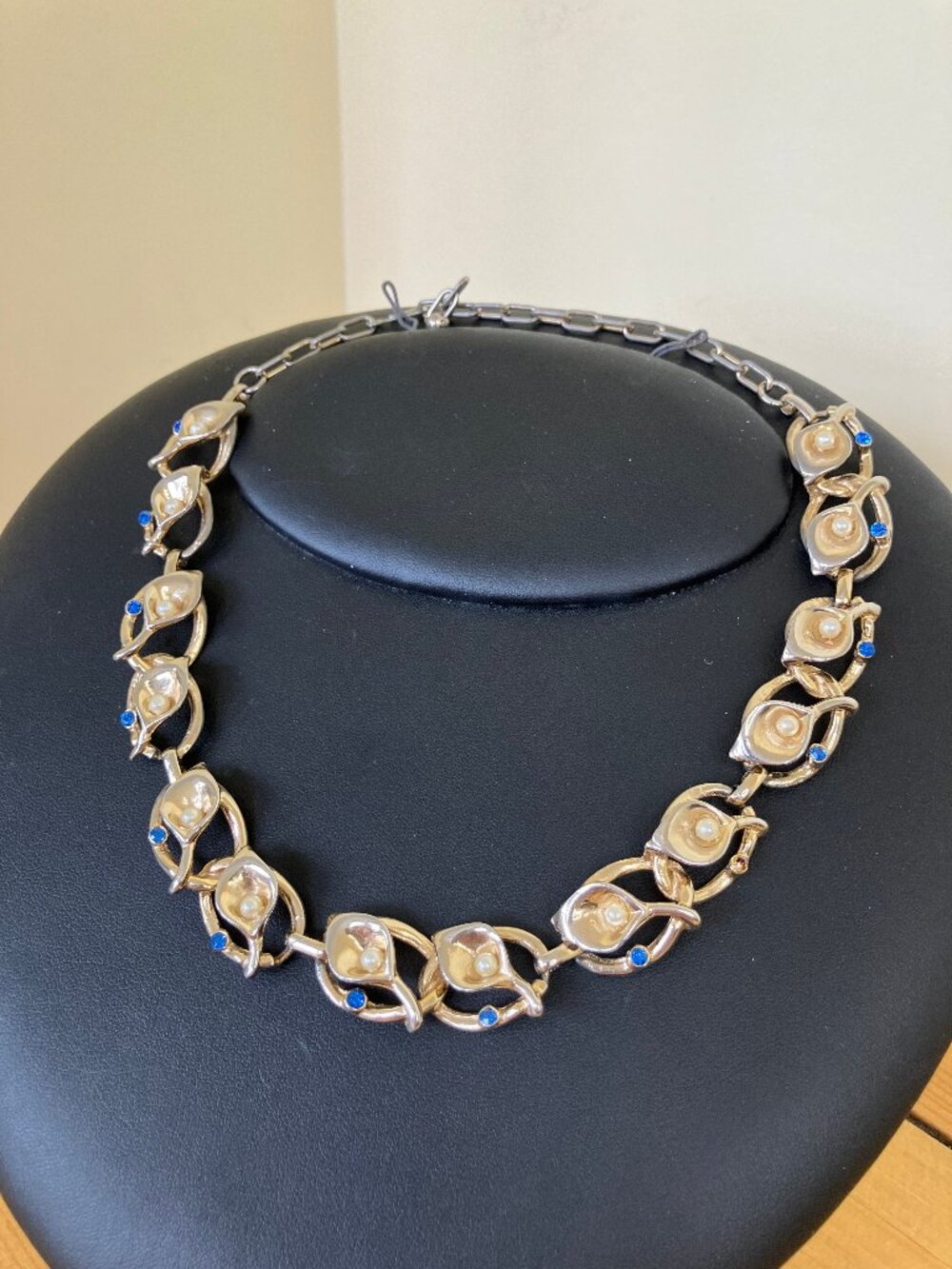 Calla Lily Floral Necklace Faux Pearl & Blue Rhinestone Vintage Gold-Tone 60s - Picture 2 of 8